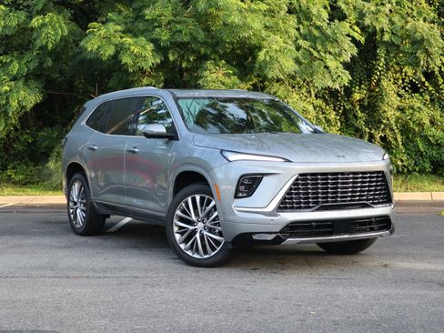 Used 2026 Buick Enclave Avenir w/ Super Cruise Package FWD image 2