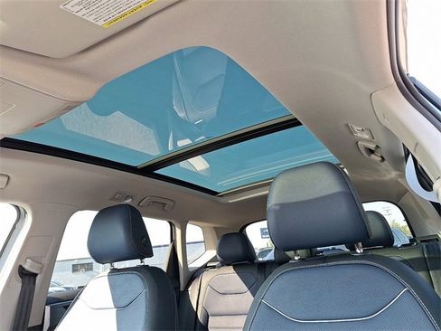 New 2025 Volkswagen Taos SEL image 9