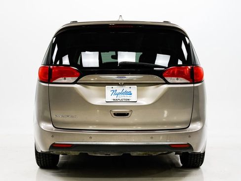 Used 2018 Chrysler Pacifica Touring-L image 29