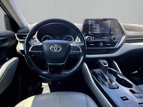 Used 2020 Toyota Highlander XLE FWD image 7