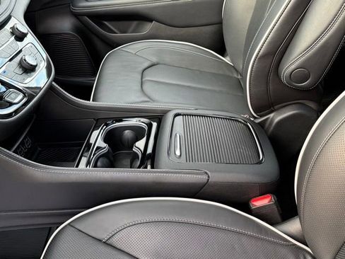 Used 2025 Chrysler Pacifica Limited image 23