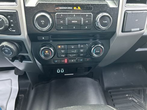 Used 2017 Ford F150 Lariat w/ Trailer Tow Package image 28