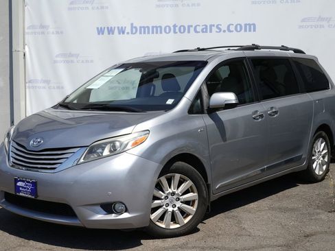 Used 2017 Toyota Sienna AWD image 2