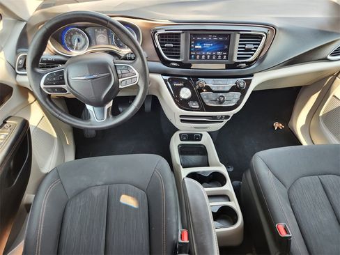 Used 2019 Chrysler Pacifica Touring image 3