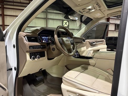 Used 2021 GMC Yukon XL Denali w/ Denali Premium Package image 15