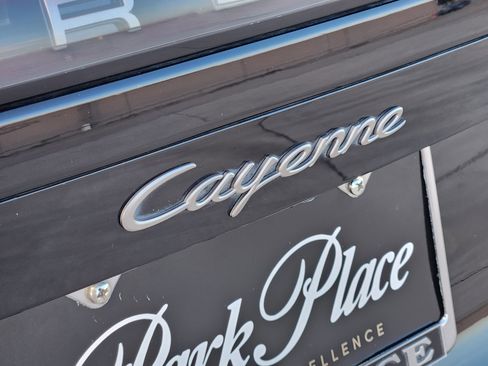 Used 2023 Porsche Cayenne Platinum Edition image 11