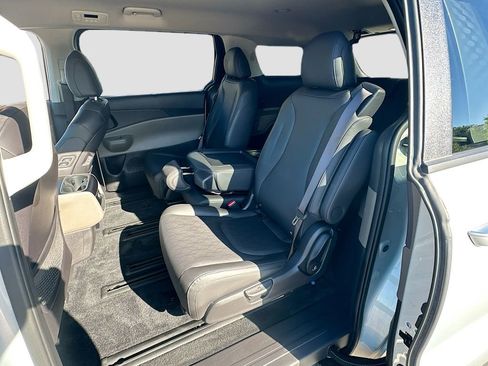 Used 2025 Kia Carnival EX image 24