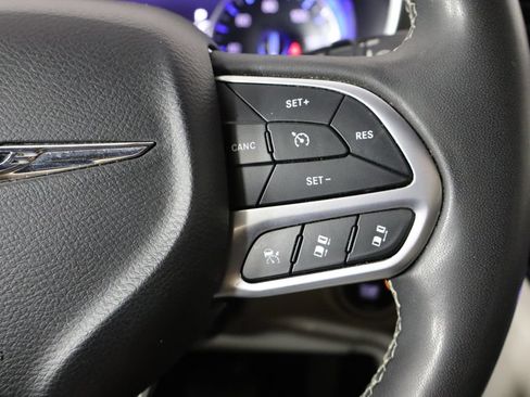 Used 2023 Chrysler Pacifica Touring-L FWD image 10