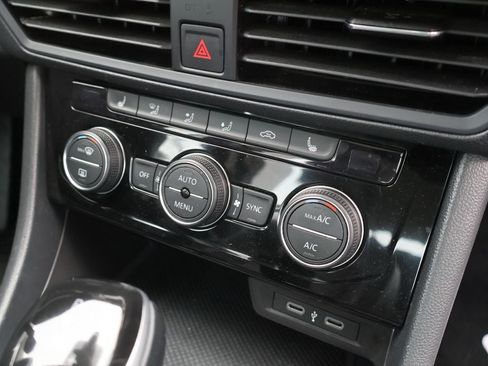 Used 2024 Volkswagen Jetta SE FWD image 14