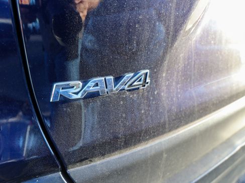 Used 2022 Toyota RAV4 XLE Premium FWD image 11