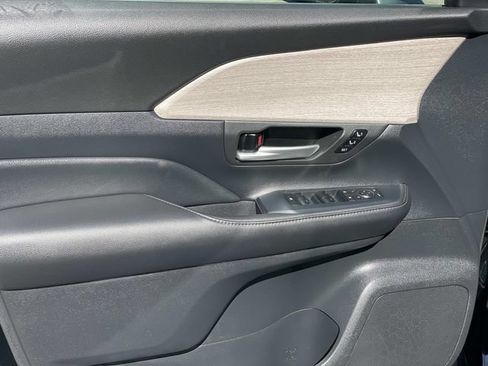 Used 2024 Toyota Grand Highlander AWD image 16
