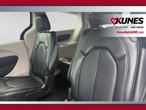 Used 2024 Chrysler Pacifica Touring-L FWD image 34