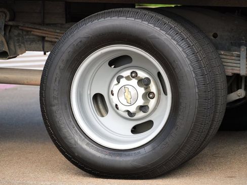 Used 2015 Chevrolet Express 4500 RWD image 31