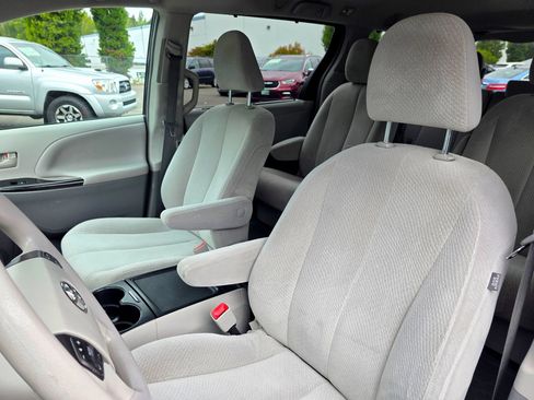 Used 2014 Toyota Sienna LE AWD/4WD image 41