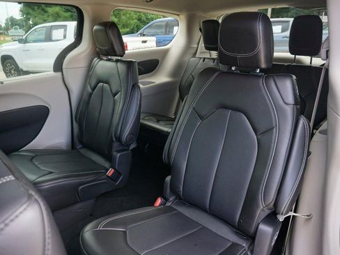 Used 2024 Chrysler Pacifica Touring-L FWD image 25
