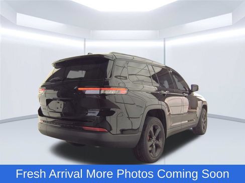Used 2023 Jeep Grand Cherokee L Limited w/ Black Appearance Package AWD/4WD image 5