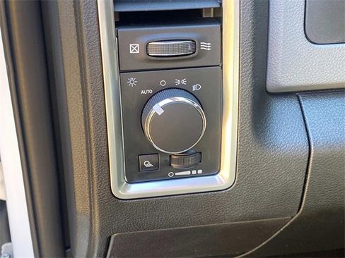 Used 2020 RAM 1500 Classic SLT w/ Luxury Group image 16