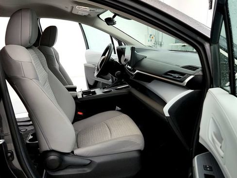 Used 2025 Toyota Sienna LE AWD/4WD image 17
