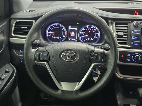 Used 2019 Toyota Highlander LE AWD/4WD image 13