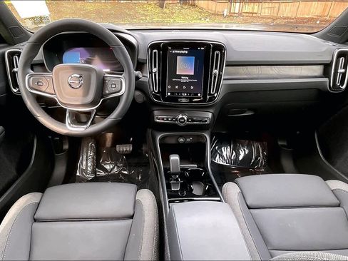 Used 2023 Volvo XC40 Recharge Core image 18