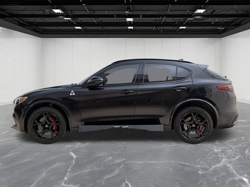 Used 2023 Alfa Romeo Stelvio Quadrifoglio image 2