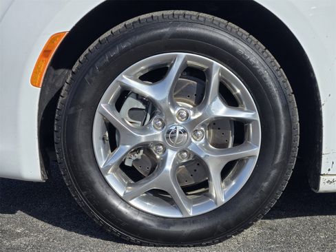 Used 2018 Chrysler Pacifica Limited image 10