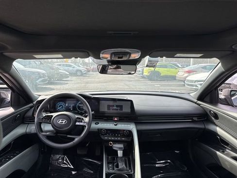 Used 2025 Hyundai Elantra Limited image 13