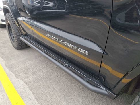 Used 2018 Jeep Grand Cherokee Overland AWD/4WD image 5