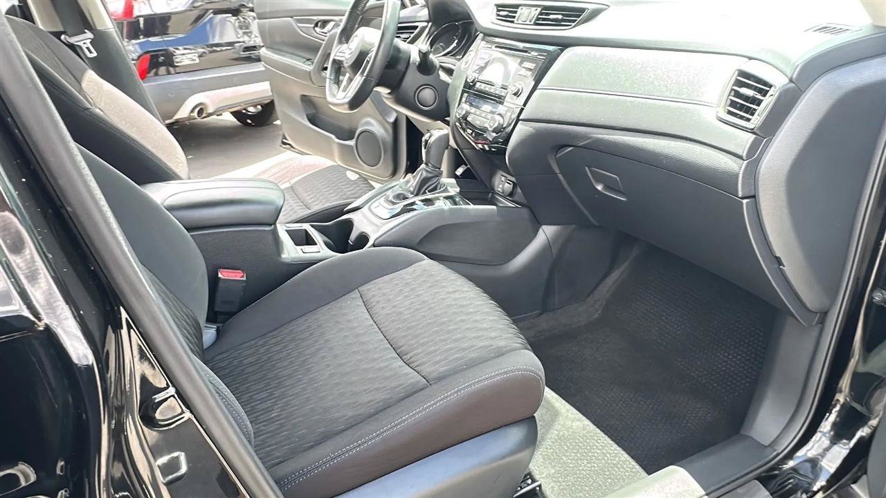 Used 2017 Nissan Rogue SV w/ Midnight Edition FWD image 31
