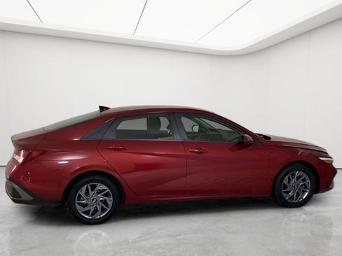 Used 2024 Hyundai Elantra SEL FWD image 3