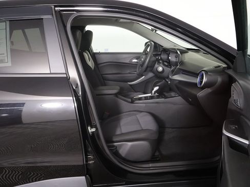 Used 2025 Chevrolet Trax LS FWD image 25