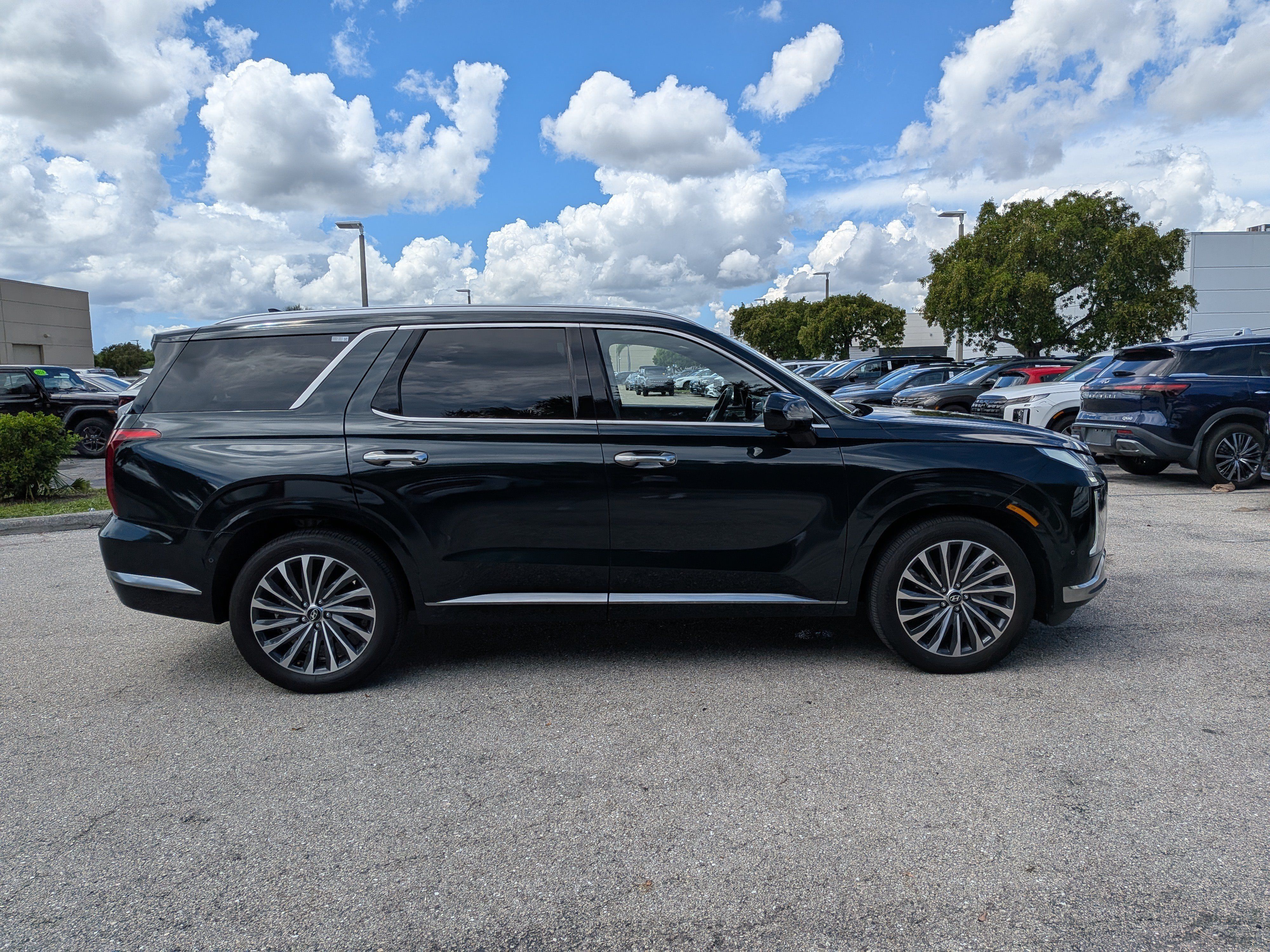 Used 2025 Hyundai Palisade Calligraphy FWD image 3