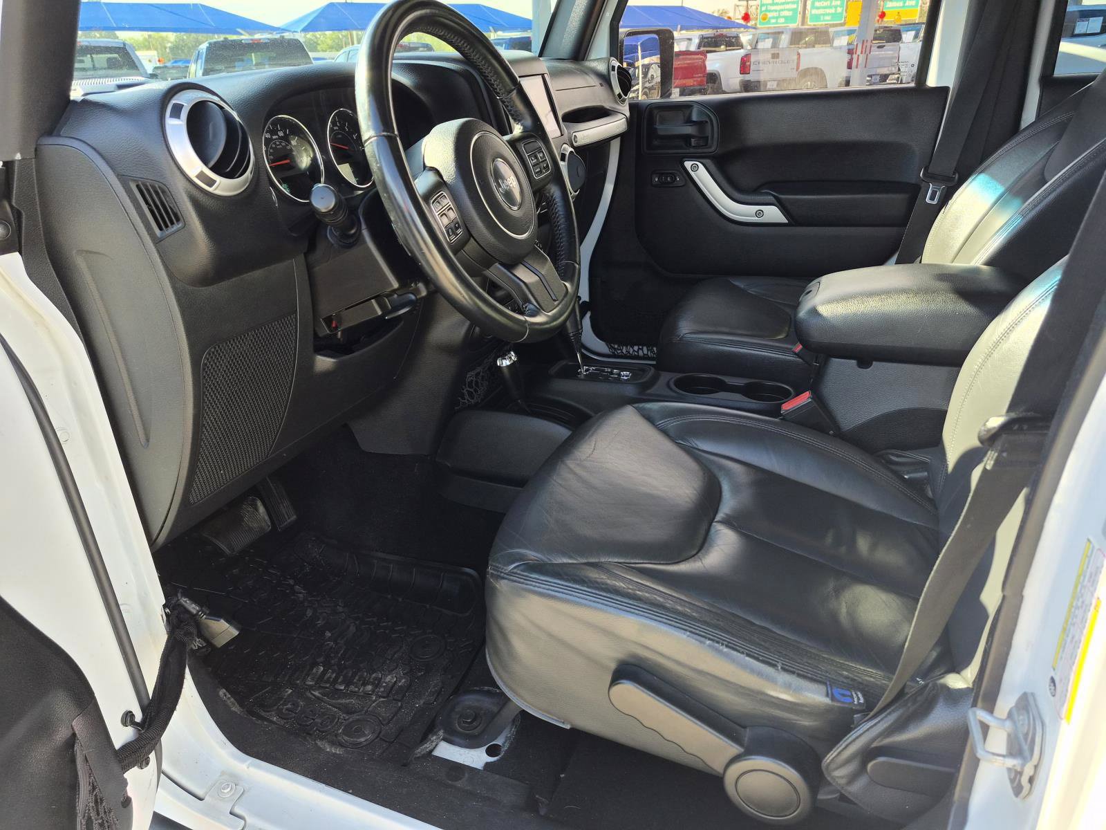 Used 2016 Jeep Wrangler Unlimited Sahara w/ Connectivity Group AWD/4WD image 2