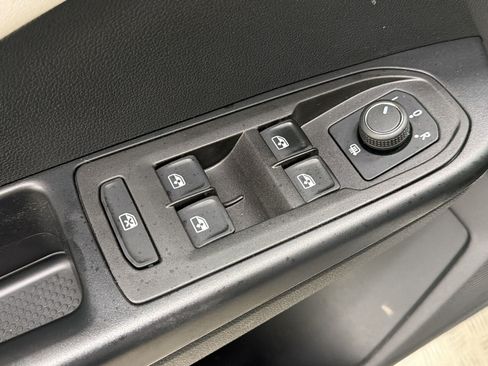 Used 2025 Volkswagen Taos SE w/ Panoramic Sunroof Package FWD image 19