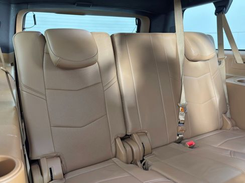 Used 2017 Cadillac Escalade ESV Platinum image 40