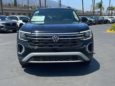 New 2025 Volkswagen Atlas Peak Edition SE image 3