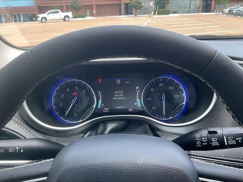 Used 2023 Chrysler Pacifica Touring-L AWD/4WD image 16