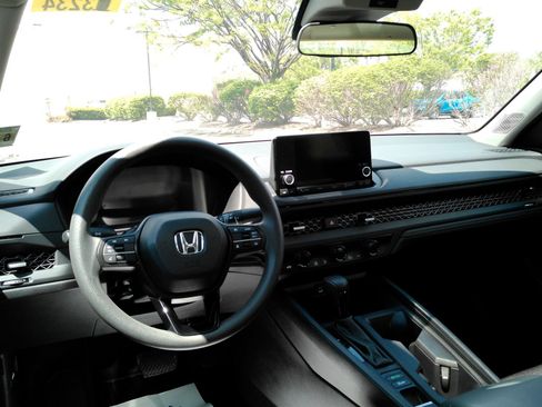Used 2023 Honda Accord EX image 9