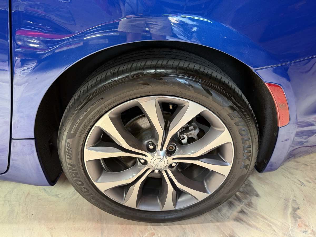 Used 2018 Chrysler Pacifica Limited w/ Tire & Wheel Group FWD image 38