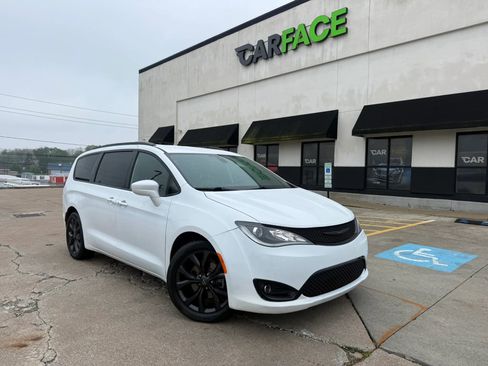 Used 2020 Chrysler Pacifica Touring-L Plus w/ S Appearance Package FWD image 1