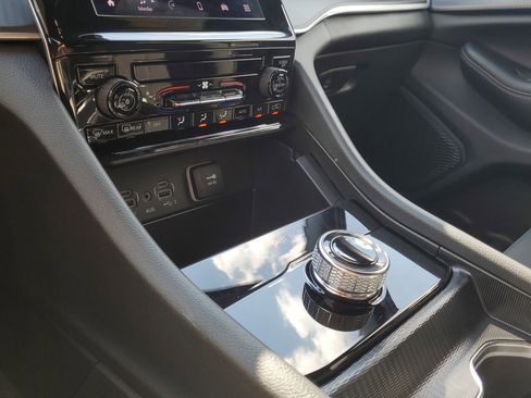 Used 2025 Jeep Grand Cherokee Laredo image 27