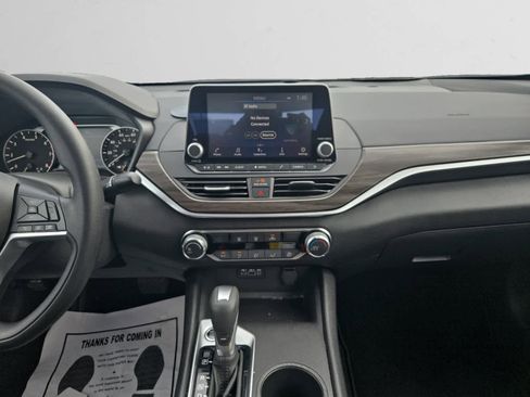 Used 2025 Nissan Altima 2.5 SV FWD image 11