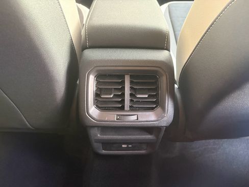 Used 2025 Volkswagen Taos SE AWD/4WD image 28
