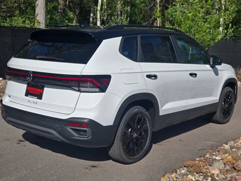 New 2026 Volkswagen Taos SE FWD image 5