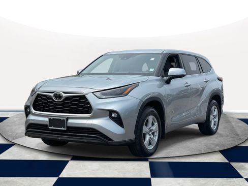 Used 2022 Toyota Highlander LE image 2