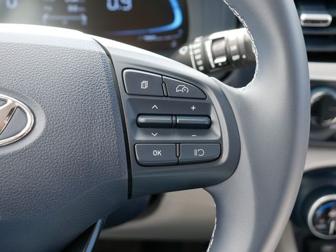 Certified 2025 Hyundai Venue Limited FWD image 30