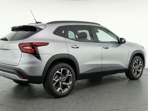Used 2025 Chevrolet Trax LT image 9