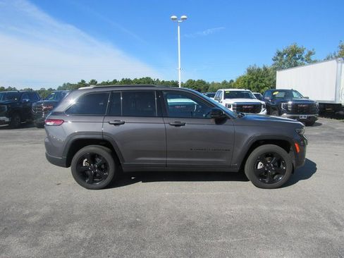 Used 2024 Jeep Grand Cherokee Altitude image 7