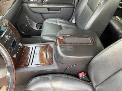 Used 2014 GMC Sierra 2500 Denali w/ Suspension Package, Off-Road AWD/4WD image 19