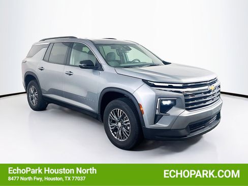 Used 2025 Chevrolet Traverse LT image 1